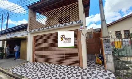 VENDA E LOCAÇÃO DE SOBRADO NO NOVA ARUJÁ, EM ARUJÁ/SP, 180m² com 2 quartos, sala com varanda, quintal com edícula e garagem coberta. CONSULTE-NOS.