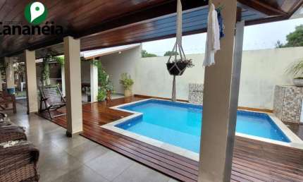 Casa muito confortável no Retiro das Caravelas disponível para venda com 3 dormitórios (2 suítes) + espaço gourmet e piscina - Cananéia / SP
