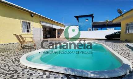 Casa com piscina para venda no bairro Carijó - Cananéia-SP