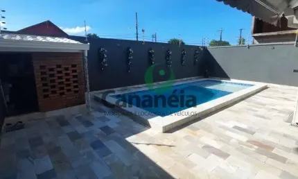 Sobrado em excelente localização para venda com 3 dormitórios (1 suíte) no Centro de Cananéia-SP