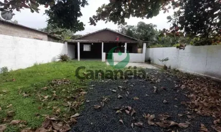Casa com 2 suítes para locação no Carijó - Cananéia/SP