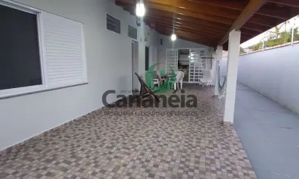 Oportunidade em Cananéia-SP: Casa à venda no bairro Carijó com 2 dormitórios e localizada em rua sem saída.