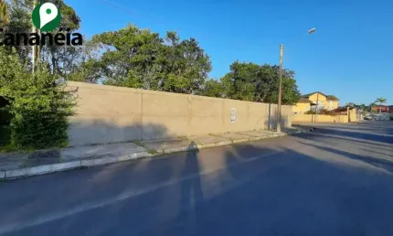 OPORTUNIDADE - VALOR REDUZIDO - Espetacular terreno de esquina com 1.175 m2 murado na Avenida Nina - Retiro das Caravelas - Cananéia / SP