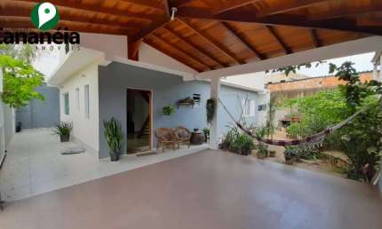 Casa nova, 3 dormitórios (2 suítes) para venda com ótimo espaço gourmet no piso superior - Cananéia / SP