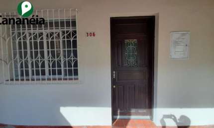 Casa 3 dormitórios para venda no Centro de Cananéia/SP