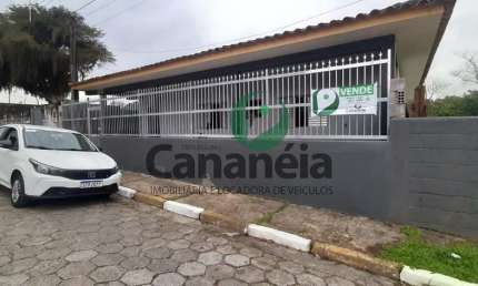 Com 4 dormitórios em terreno com 1.250 m² à venda no Centro - Cananéia / SP