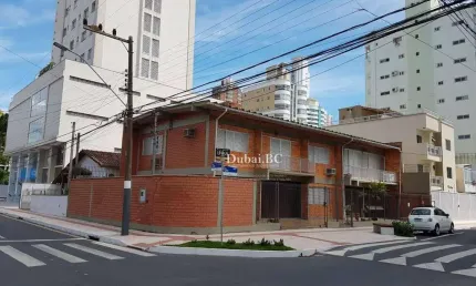 Casa em ótima localização no Centro de Balneário Camboriú.
