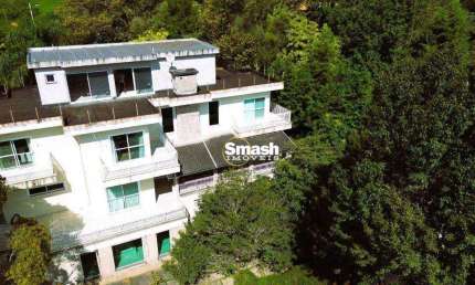 Magnifica Casa com 595 m², sendo 5 dormitórios, 3 suítes e 5 Vagas de Garagem  - Santo Antônio do Pinhal/SP