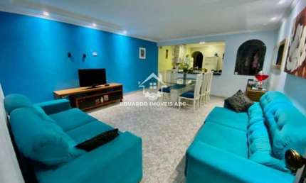 REF: 5550.  Casa com 2 moradias. 2 vagas na garagem. Ótima localização.