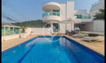 Linda casa no Ariribá em Balneário Camboriú com piscina
