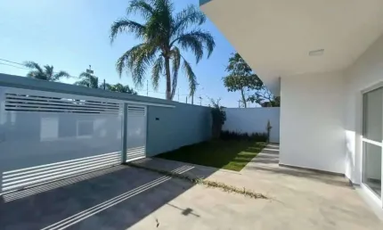 Casa 3 dorms  sendo 2 suítes, Piscina, Área Gourmet coberta - 100m da praia - Sta Júlia, Itanhaém-SP