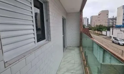 Casa de condomínio á 400 metros da praia no bairro da Mirim, com 2 dormitórios, sendo 1 suíte, sala 2 ambientes, banheiro social , cozinha e 1 vaga de
