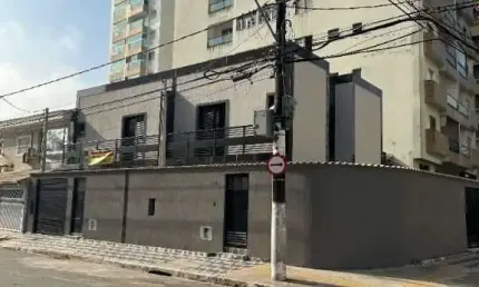 Sobrado com 3 dormitórios na Vila Tupi, Praia Grande. Fino acabamento, com sala dois ambientes, cozinha, área de serviço, 03 dormitórios sendo 01 suít