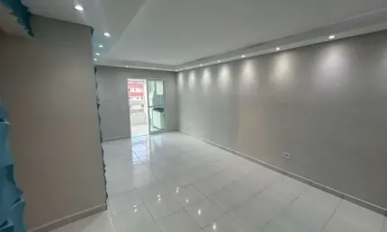 Apartamento de frente para rua, com 2 dormitórios, sendo 1 suíte, banheiro social, lavabo, sala 2 ambientes, sacada gourmet, cozinha com armários, áre