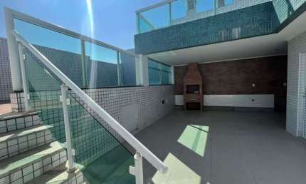 Cobertura duplex que conta com 290m² distribuídos em uma excelente sala muito ampla e bem distribuída, 4 suítes sendo duas delas master, banheiros so