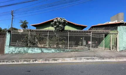 Casa para vender com 03 quartos 02 suítes no bairro centro em contagem