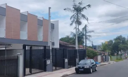 Casa com 3 quartos à venda na Rua Treze de Maio, 78, Iririú, Joinville, 113 m2 por R$ 519.000