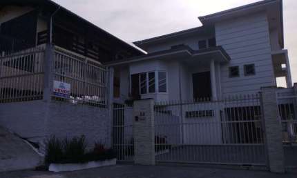 Casa com 3 quartos para alugar na Servidão Emílio R E Reddin, 88, Anita Garibaldi, Joinville, 210 m2 por R$ 4.000
