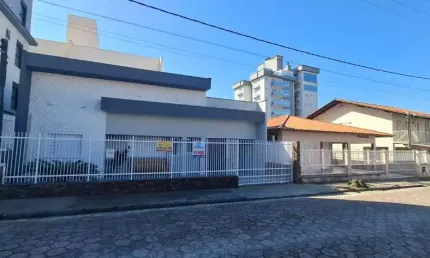 Casa com 3 quartos à venda na rua antonio delsochio, 91, tabuleiro, barra velha, 130 m2 por r$ 1.200.000