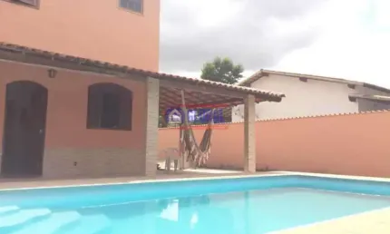 Casa em condomínio fechado com 3 quartos à venda na Rua Raul Alfredo de Andrade, Caxito, Maricá, 220 m2 por R$ 450.000
