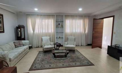 Sobrado Com uma área total de 160m² e 297m² de área construída