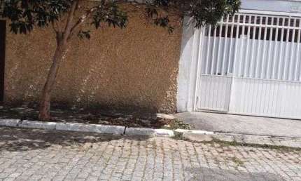 Campo Grande belíssimo sobrado excelente local. Aceita permuta