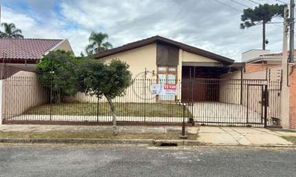 Casa térrea, charmosa e aconchegante, estilo colonial no Vila Izabel, Face Norte. 3 dormitórios, um deles suíte. 2 vagas de garagem. Região tranquila.