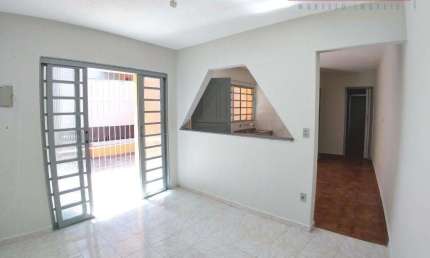 Locação | Casa com 1 dormitório, quintal, 1 vaga em Piqueri