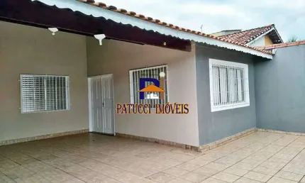 Casa Ampla com 03 Dormitórios e Piscina perto da Praia
