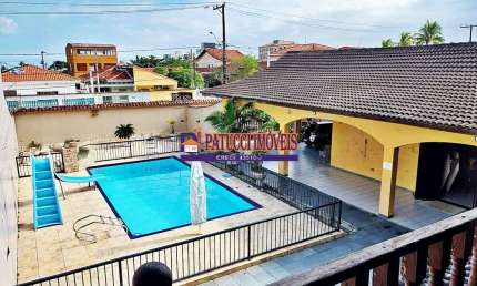 Oportunidade Única! Casa Ampla Mobiliada com Piscina a Poucos Passos do Mar