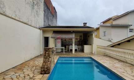 BELA CASA DE USO MISTO COM PISCINA À VENDA NO BAIRRO PARQUE DA REPRESA EM JUNDIAÍ/SP