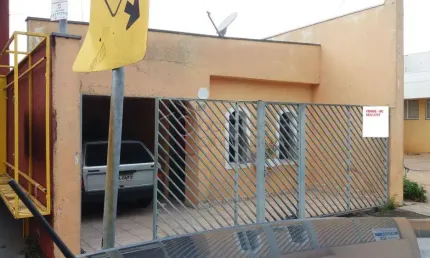Casa térrea -  Comercial e Residencial - Excelente localização no Bairro Vianelo