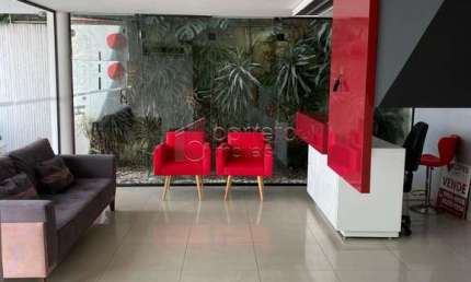 Casa/Salões Comerciais para VENDA em Jundiaí SP bairro Chácara Urbana Salas amplas com armário embutido. Cozinha. Banheiros. 4 vagas!