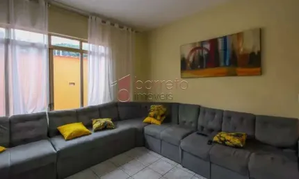 Casa com edicula para VENDA ou LOCAÇÃO em Jundiaí SP bairro Jardim Caçula (próx Jd Colônia) 160m² 4 dorms (2 suíte) Salas amplas. Cozinha planejada. Área Gourmet. 4 vgs!