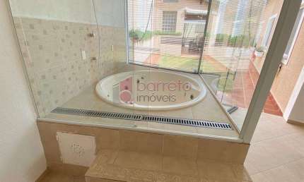 Casa térrea para VENDA ou LOCAÇÃO em Jundiaí SP Vila Vianelo 3 dorms (1 suite) Salas. Cozinha planejada. Espaço Gourmet com ôfuro e Churrasqueira. 4 vagas!
