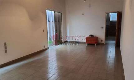 CASA À VENDA/LOCAÇÃO NA REGIÃO CENTRAL DE JUNDIAÍ/SP