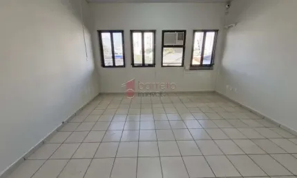 Salão comercial em piso superior para locação no vianelo - jundiaí/sp