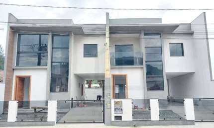 CASA GEMINADA DE 113,31m² COM TRÊS DORMITÓRIOS SENDO UMA SUÍTE