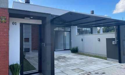 CASA BAIXA DE 105m² COM TRÊS DORMITÓRIOS SENDO UMA SUÍTE