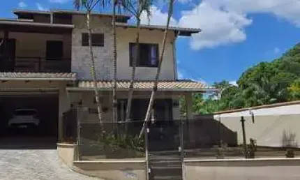 CASA DE DOIS PAVIMENTOS COM 4 DORMITÓRIOS SENDO 2 SUÍTES  (1 MASTER)