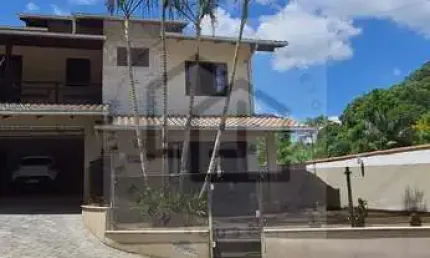 Casa de dois pavimentos com 4 dormitórios sendo 2 suítes  (1 master)