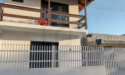 CASA ESPAÇOSA COM 3 DORMITÓRIOS EM BAIRRO PRIVILEGIADO