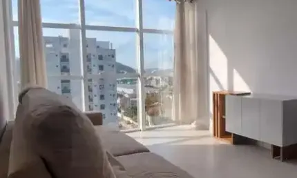 APARTAMENTO SEMI MOBILIADO COM DOIS DORMITÓRIOS SENDO UMA SUÍTE