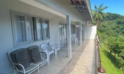 CASA SEMI MOBILIADA COM 3 DORMITÓRIOS SENDO 1 SUÍTE