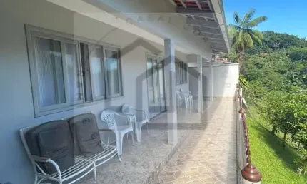 Casa semi mobiliada com 3 dormitórios sendo 1 suíte