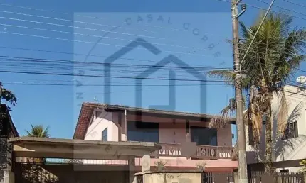 Ampla casa de com 4 dormitórios, piscina, pomar e área de festa.