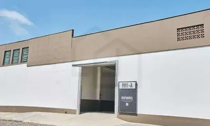 GALPÃO INDUSTRIAL AMPLO E COM PÉ DIREITO ALTO, PRÓXIMO AO CENTRO DE BRUSQUE