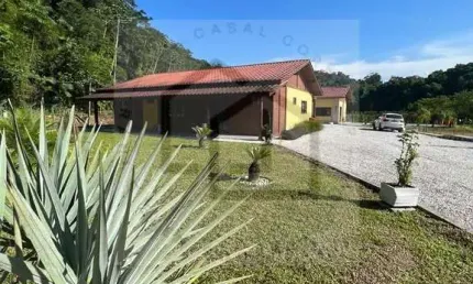 Linda e espaçosa chácara de 3 dormitórios sendo 1 suíte