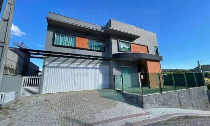 INCRÍVEL E ELEGANTE CASA DE 4 DORMITÓRIOS SENDO 2 SUÍTES