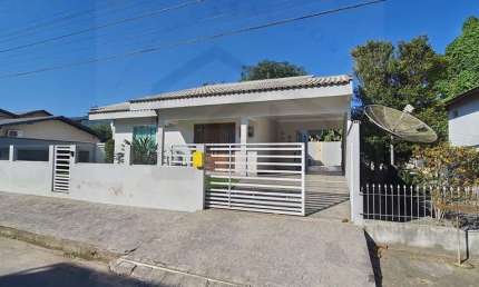 CASA SEMI MOBILIADA COM 3 DORMITÓRIOS SENDO 1 SUÍTE